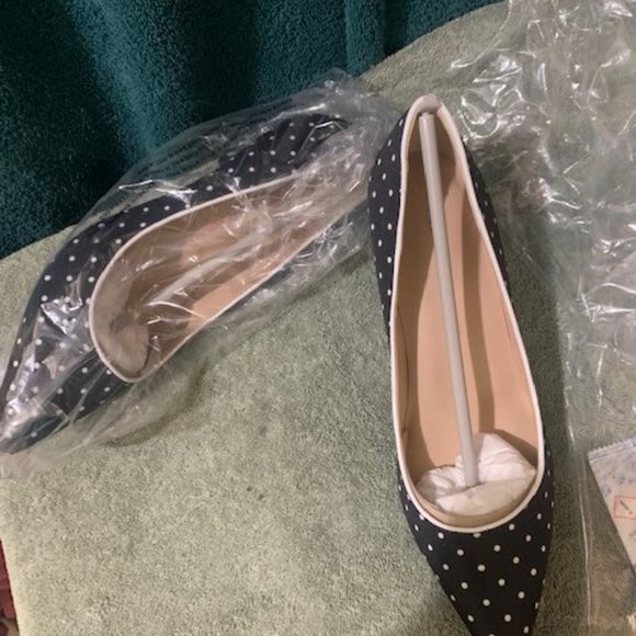 Isaac Mizrahi Black heels with white dots and white piping - Picture 2 of 10